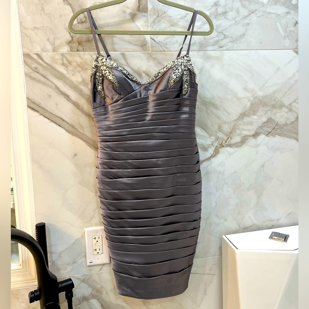 NWOT ADRIANNA PAPELL COLLECTION Sleeveless Embellished Cocktail Dress - Grey Sz6